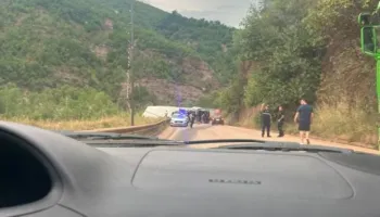 E rëndë/ Rrëzohet kamioni në Librazhd, bllokohet rruga për mbi një orë (VIDEO)