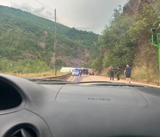 E rëndë/ Rrëzohet kamioni në Librazhd, bllokohet rruga për mbi një orë (VIDEO)