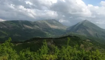 E rëndë/ U godit nga rrufeja në mal, ndërron jetë 68-vjeçari në Përmet