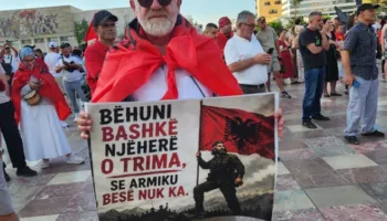 Edhe avokati i njohur Aleksandër Ndrejaj në protestë