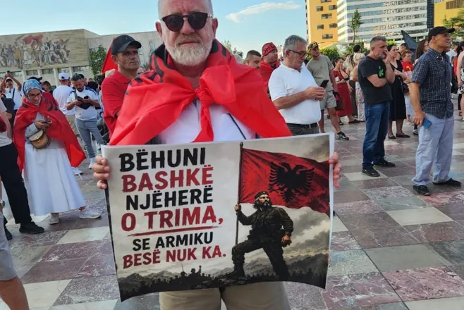 Edhe avokati i njohur Aleksandër Ndrejaj në protestë