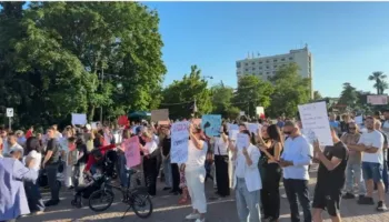 Edhe Elbasani ngrihet në protestë, qytetarët thirrje: ‘Dorëheqje, poshtë qeveria’