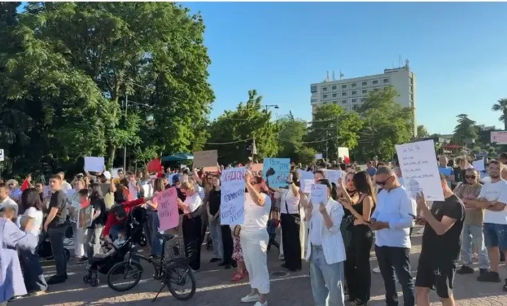 Edhe Elbasani ngrihet në protestë, qytetarët thirrje: ‘Dorëheqje, poshtë qeveria’