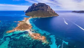 Edhe Italia si Shqipëria, miraton resortin luksoz në Sardenja në zonë të mbrojtur