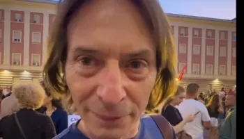 Edhe këshilltari i Albin Kurtit në protestën para Kryeministrisë, shtohen dyshimet se kush po e orienton tubimin (VIDEO)
