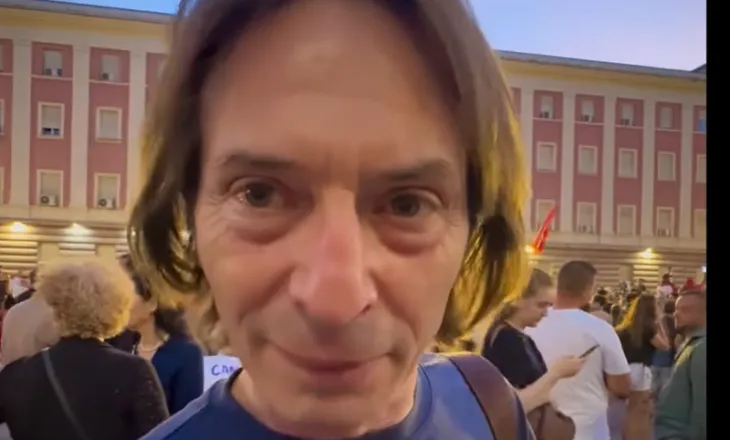 Edhe këshilltari i Albin Kurtit në protestën para Kryeministrisë, shtohen dyshimet se kush po e orienton tubimin