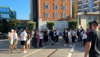 Edhe Lezha në protestë/ Qytetarët marshojnë në rrugët e qytetit, shprehin pakënaqësitë për situatën ekonomike dhe sociale në vend