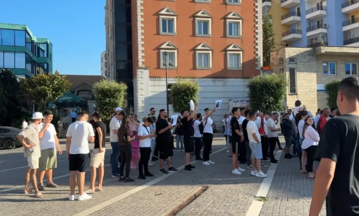 Edhe Lezha në protestë/ Qytetarët marshojnë në rrugët e qytetit, shprehin pakënaqësitë për situatën ekonomike dhe sociale në vend