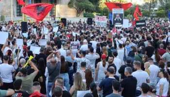 “Edi Rama dorëhiqu”/ Protesta e 12-të në Kryeqytet, nga sheshi “Skënderbej”, nis marshimi drejt Kryeministrisë