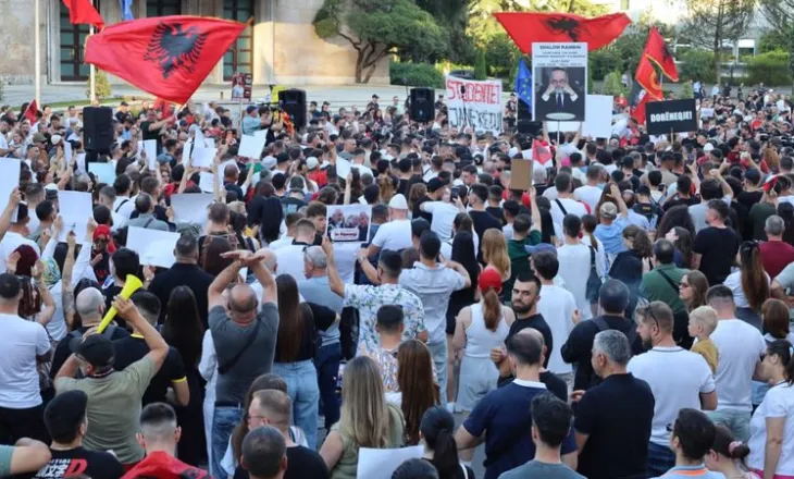 “Edi Rama dorëhiqu”/ Protesta e 12-të në Kryeqytet, nga sheshi “Skënderbej”, nis marshimi drejt Kryeministrisë