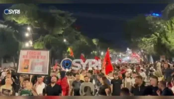 ‘Edi Rama ka mbaru’/ Mijëra të rinj vijojnë marshimin nëpër rrugët e Tiranës
