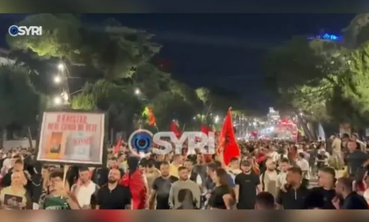 ‘Edi Rama ka mbaru’/ Mijëra të rinj vijojnë marshimin nëpër rrugët e Tiranës