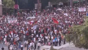 “Edi Rama ka mbaru”/ Vijon jehona ndërkombëtare e protestës, ‘Reuters’ transmeton live tubimin