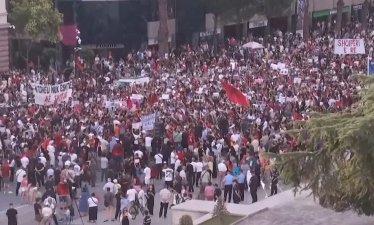 “Edi Rama ka mbaru”/ Vijon jehona ndërkombëtare e protestës, ‘Reuters’ transmeton live tubimin