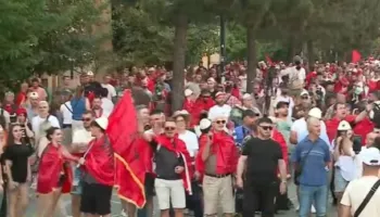 “Edi Rama o tradhtar, jep dorëheqjen sa më parë”/ Nis marshimi masiv nga Sheshi “Skënderbej” drejt Kryeministrisë