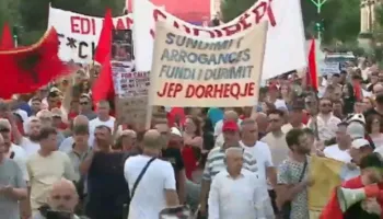 Edi Rama o tradhtar, me Shqipërinë mos bëj pazar”/ Nis marshimi i protestuesve drejt Kryeministrisë