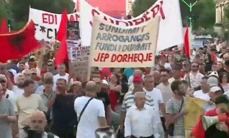 Edi Rama o tradhtar, me Shqipërinë mos bëj pazar”/ Nis marshimi i protestuesve drejt Kryeministrisë