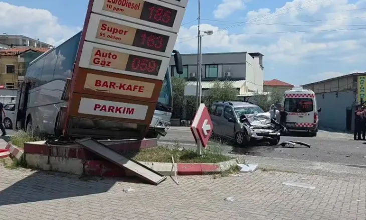 Elbasan, autobusi me nxënës përplaset me tabelën e një karburanti dhe një automjet