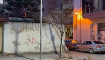 Elbasan/ Shtyllë ndriçimi e rrëzuar prej dy ditësh, qytetarët denoncojnë mungesën e ndërhyrjes