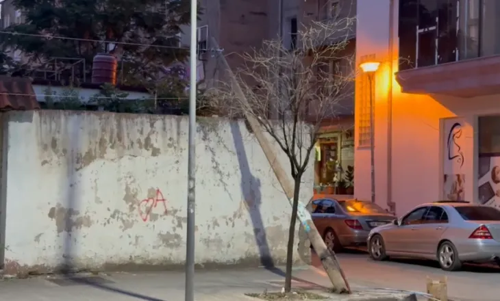 Elbasan/ Shtyllë ndriçimi e rrëzuar prej dy ditësh, qytetarët denoncojnë mungesën e ndërhyrjes