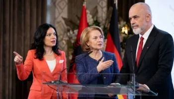 Elisa Spiropali “tërmet” në PS, mbështet fuqishëm protestuesit pas kthimit nga Gjermania, Arta Dade këshillon Edi…