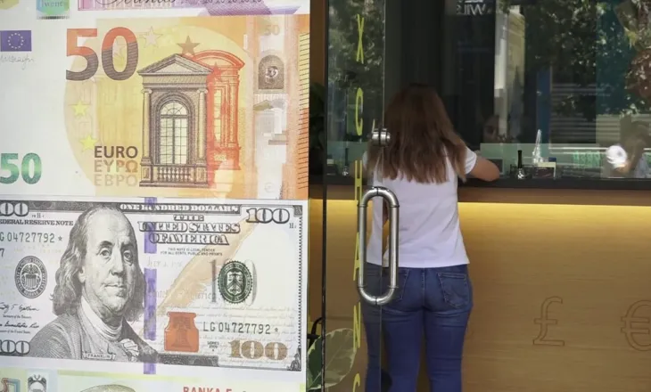 Euro në minimum historik/ Turizmi dhe fluksi i valutës nga emigrantët e çojnë euron në 95.48 lekë