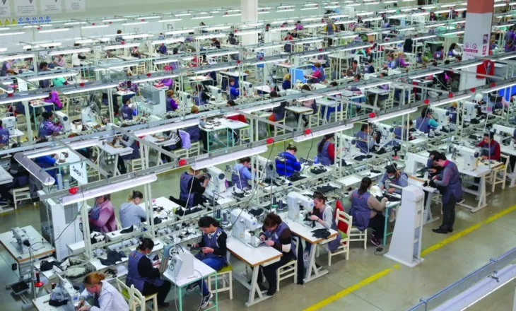 Euro ‘shkatërron’ fasonin, eksportet bien 14% vetëm në maj/ Fabrikat po mbyllen, punonjësit pa punë
