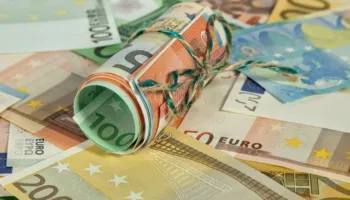 Euro thyen rekorde të reja ditë pas dite, zbret poshtë 94.9 lekëve