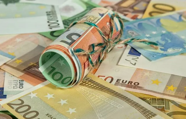 Euro thyen rekorde të reja ditë pas dite, zbret poshtë 94.9 lekëve