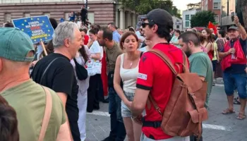 Eurodeputetja italiane Ilaria Salis i bashkohet protestuesve