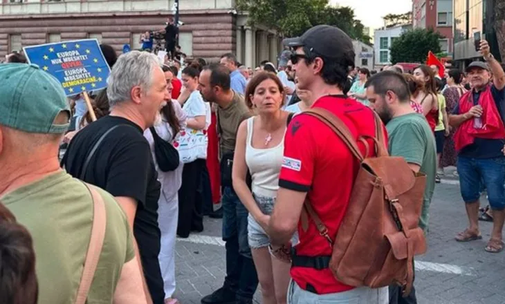 Eurodeputetja italiane Ilaria Salis i bashkohet protestuesve