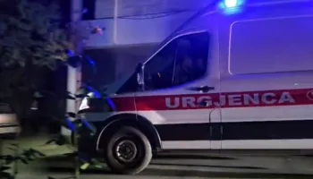 Fëmija 4 vjeç bie aksidentalisht nga kati i dytë i banesës në Korçë, pëson dëmtime në kokë dhe në trup