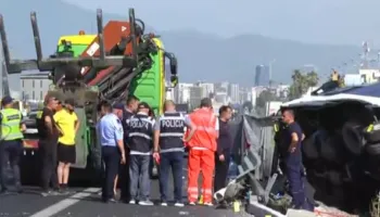 “Fëmija u rikthye në jetë pas ndërhyrjes së mjekëve”, policia del me njoftim zyrtar për aksidentin në Durrës-Tiranë: 1 i vdekur dhe 12 të plagosur