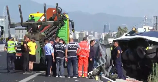 “Fëmija u rikthye në jetë pas ndërhyrjes së mjekëve”, policia del me njoftim zyrtar për aksidentin në Durrës-Tiranë: 1 i vdekur dhe 12 të plagosur