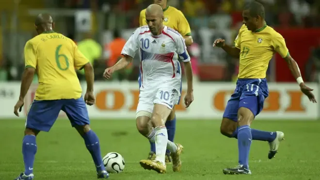“Fenomeni” zbulon pse i kërkoi Zidanes të largohej nga dhoma e zhveshjes së Brazilit gjatë Botërorit 2006