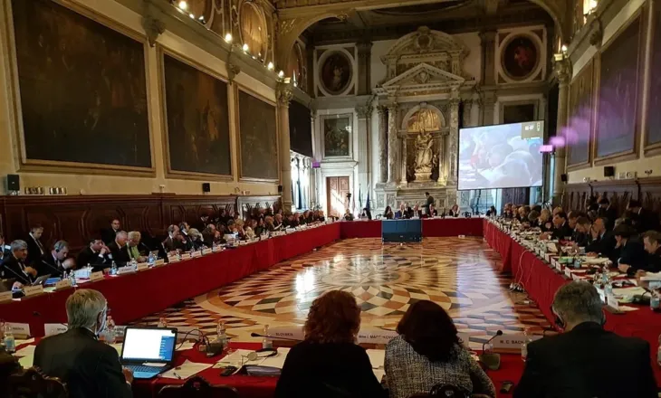 Financimi i partive, “Venecia” vlerëson pozitivisht projektligjin dhe sugjeron disa ndryshime: Paratë e fshehta dhe KQZ…