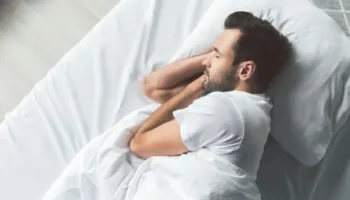 Fizioterapisti rekomandon një truk të thjeshtë që mund të përmirësojë cilësinë e gjumit