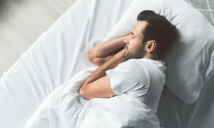 Fizioterapisti rekomandon një truk të thjeshtë që mund të përmirësojë cilësinë e gjumit
