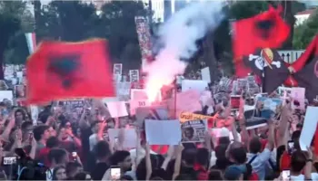 Flakadanë në mes të turmës para kryeministrisë, protestuesi: Po helmoni fëmijët dhe gratë