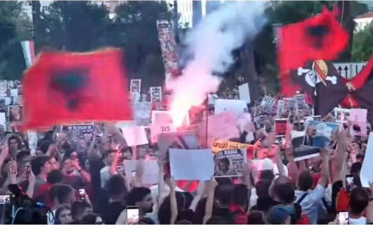 Flakadanë në mes të turmës para kryeministrisë, protestuesi: Po helmoni fëmijët dhe gratë
