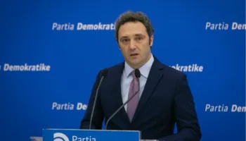 “FLAMINGO dhe jo FLAMENGO”/Deputeti i PD, ironizon postimet e Ramës: Para se të tallesh popullin tënd, mëso të shkruash