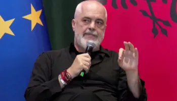 “Flamingot vs sorrat”/ Rama shpërthen me metaforat e forta për protestën