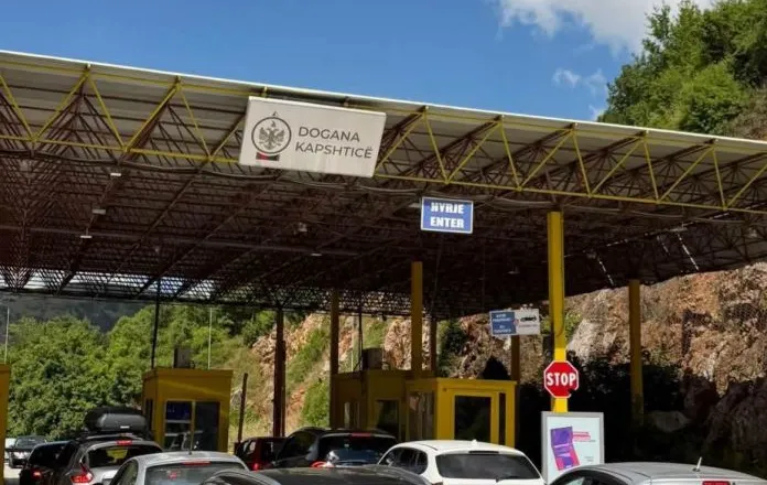 Fluks i shtuar në pikën e kalimit kufitar në Kapshticë, raportohen mbi 21 mijë qytetarë në 5 ditë