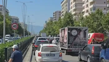 Fluksi i pushuesve nxjerr në pah problemin e parkimeve në Vlorë, makinat ‘pushtojnë’ trotuaret
