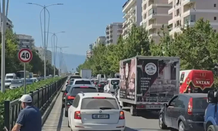 Fluksi i pushuesve nxjerr në pah problemin e parkimeve në Vlorë, makinat ‘pushtojnë’ trotuaret