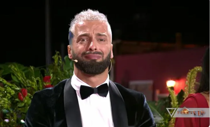 “Forca, na ke bërë shumë krenar”, përlotet Bujaka, surprizohet nga prindërit dhe fëmijët