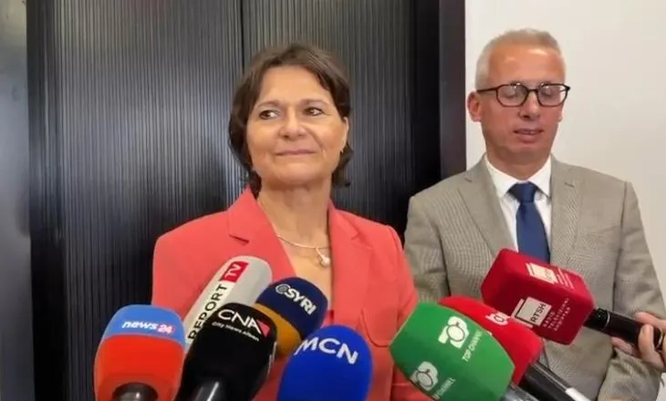 “Forcojmë demokracinë”/ Ambasadorja e Zvicrës në Shqipëri: Pjesëmarrja e njerëzve në tubime, element i rëndësishëm
