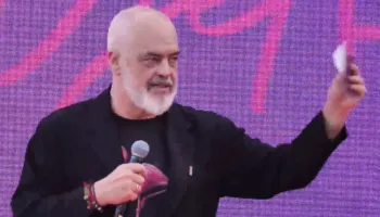 FOTO/ 35-vjetori i PS-së në Shkodër, Rama shfaqet me bluzë me flamingo