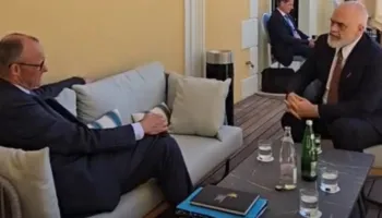 Foto/ “Ai për Berlin e unë për Vlorë”, Rama ndan momentin e takimit me Kancelarin Merz gjatë samitit në Tivat
