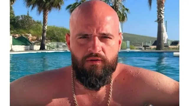 FOTO/ I vendosi thikën në fyt policit, dhe tentoi t’i marrë edhe armën, ky është autori i sulmit tek ‘Kthesa e Kamzës’